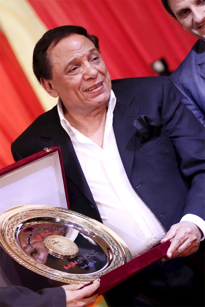 كرم مهرجان المركز الكاثوليكي المصري للسينما عادل إمام الممثل المصري وسفير النوايا الحسنة عن فيلمه "مرجان أحمد مرجان" في القاهرة.