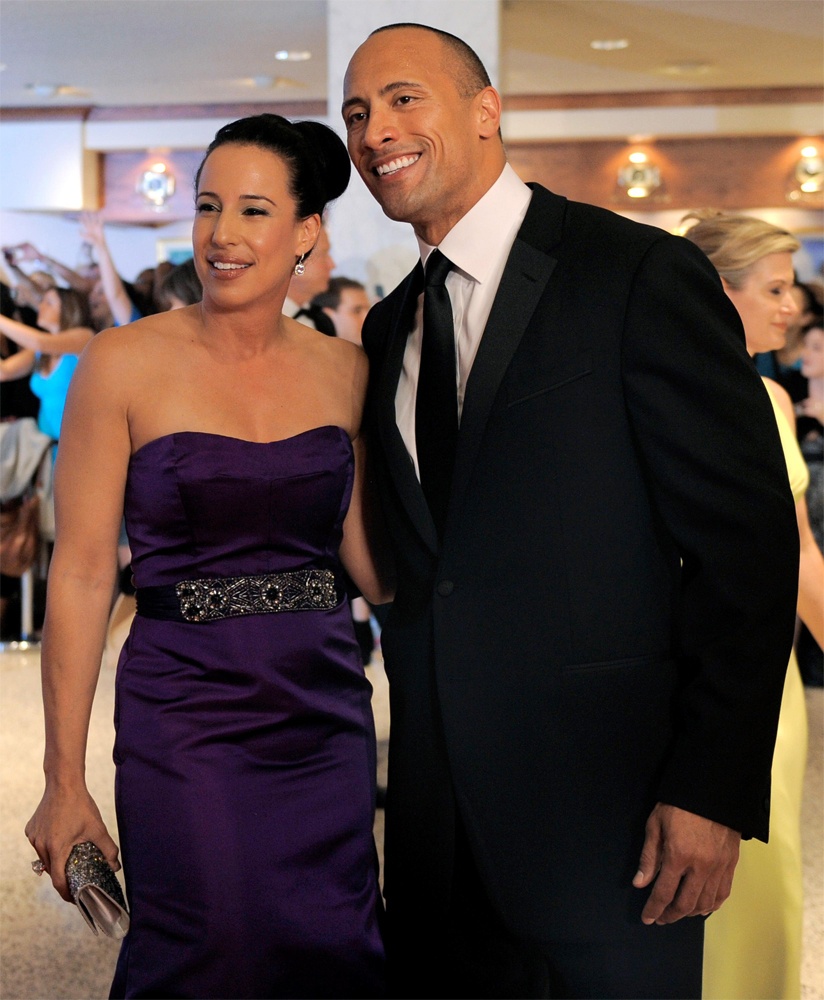 المصارع والممثل The Rock دواين جونسون وزوجته داني يحضران حفل عشاء للمراسلين الصحفيين يقام سنويا في البيت الأبيض في واشنطن.
