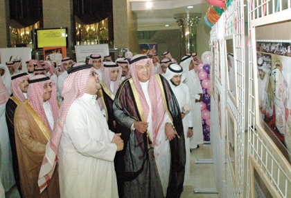 القصيبي يطالب الرسامين بتطوير شخصية "كاريكاتيرية" للمواطن البسيط