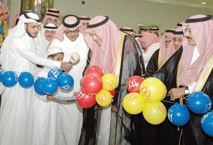 القصيبي يطالب الرسامين بتطوير شخصية "كاريكاتيرية" للمواطن البسيط