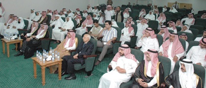 القصيبي يطالب الرسامين بتطوير شخصية "كاريكاتيرية" للمواطن البسيط