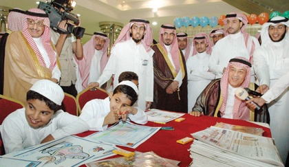 القصيبي يطالب الرسامين بتطوير شخصية "كاريكاتيرية" للمواطن البسيط