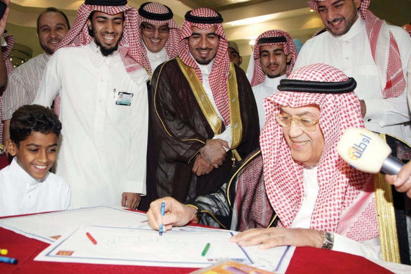 القصيبي يطالب الرسامين بتطوير شخصية "كاريكاتيرية" للمواطن البسيط