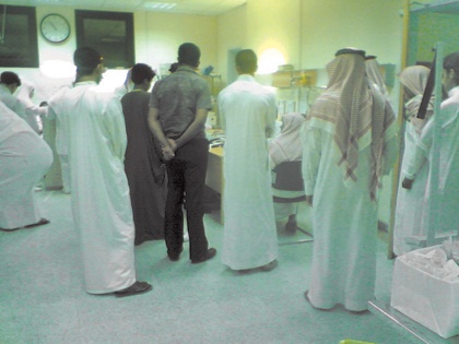 غياب الممرضين في مستشفى حكومي يجبر المرافقين على التمريض