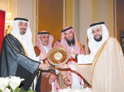 نائب أمير الشرقية يكرّم مؤسسة حسن القحطاني الخيرية