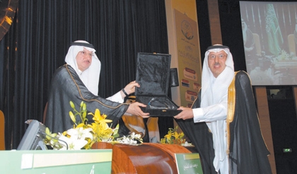 وزير الشؤون الاجتماعية يكرّم البنك العربي
