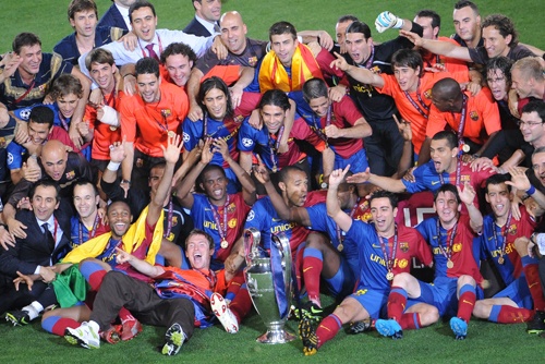 صور تتويج برشلونه بدوري أبطال أوروبا.