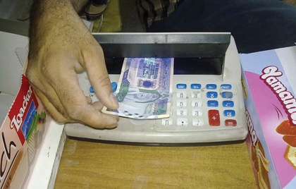 "البقالات" تستعيد بأجهزة الكشف على العملات المزيفة