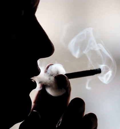 المنيف: 98 % من المدمنين بدأوا بالسجائر