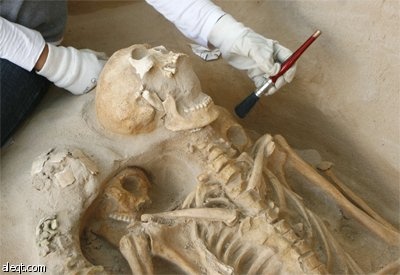 علماء آثار يكتشفون مقبرة جماعية في مدينة صور الساحلية جنوب لبنان يعتقد أنها تعود إلى القرن السادس.