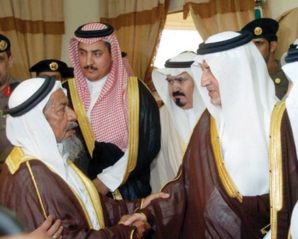 الفيصل يدشن عددا من المشاريع في محافظتي الكامل وخليص