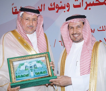 "المختبرات وبنوك الدم" تكرم وكيلها السابق عضو مجلس الشورى عبد الله الدريس