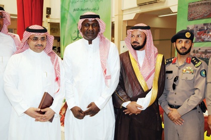 ماجد عبد الله يشارك طلاب ثانوية ابن باز في حفل الوفاء