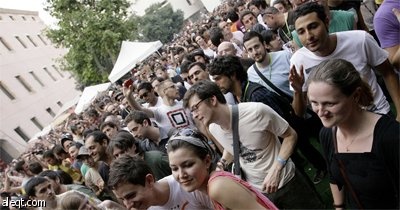 المطرب السوري عمر سليمان يشارك بأغانيه في مهرجان سونار الموسيقي  الـ16 المقام في برشلونة.