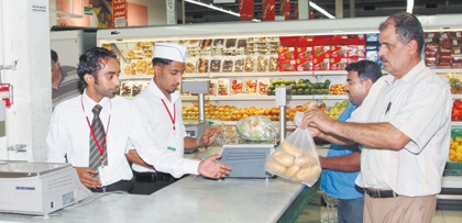 وزارة العمل تدشن المعهد السعودي للبيع بالتجزئة والتسويق في الرياض وجدة