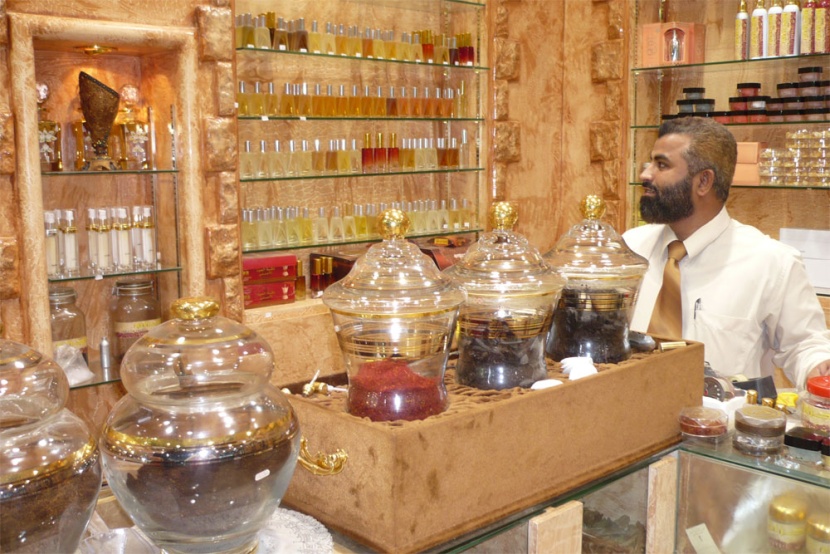 "العود" .. تراث الأجداد يندثر بين الصناعي والمعاميل