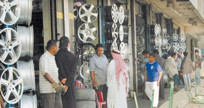 «كفرات السيارات» رغم ارتفاع أسعارها .. حرارة الصيف تجبر المستهلكين على استبدالها