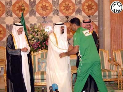 الملك عبدالله يتوج الأهلي بجائزة خادم الحرمين الشريفين للتفوق الرياضي و 4 ملايين ريال