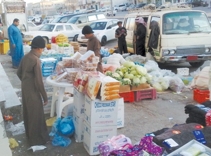 «الباعة الجائلون».. رغم الصيف .. البيع مستمر