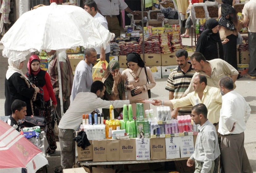 عراقيون يتبضعون من سوق شعبي في مدينة كركوك بعد أداء صلاة الجمعة.