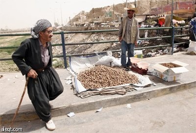 عراقيون يتبضعون من سوق شعبي في مدينة كركوك بعد أداء صلاة الجمعة.