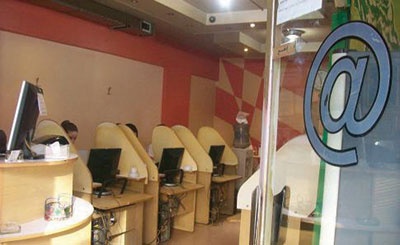 «مقاهي الإنترنت».. عروض صيفية لجذب طلاب المدارس