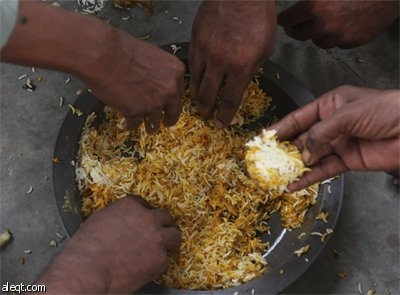 وجبة غداء مجانية بدعم من رجال أعمال باكستانيين في كاراتشي توزع على المحتاجين.