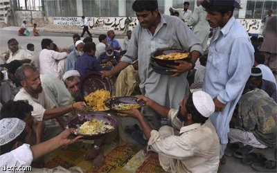 وجبة غداء مجانية بدعم من رجال أعمال باكستانيين في كاراتشي توزع على المحتاجين.