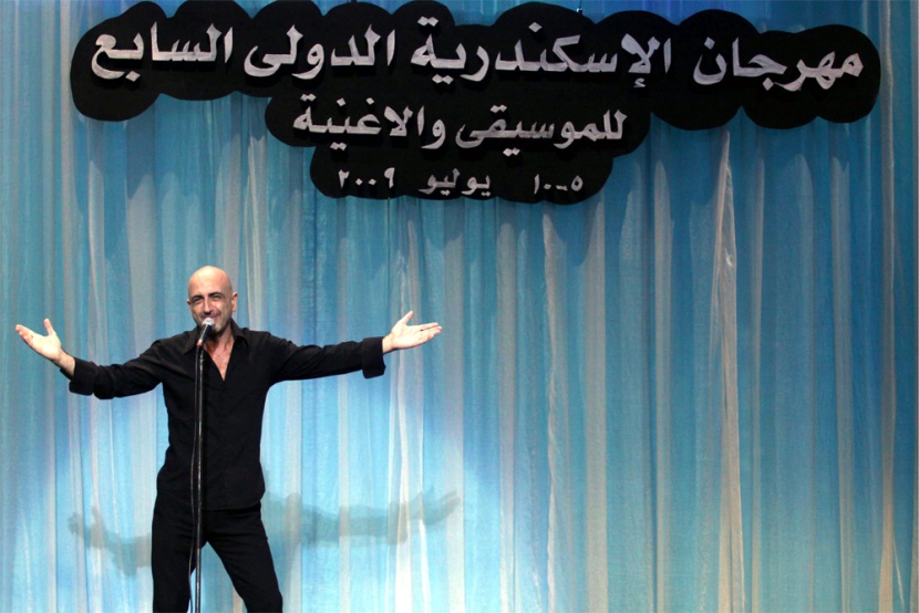 المغني التركي سرهات يشارك في مهرجان الإسكندرية الدولي السابع للموسيقى والأغنية.