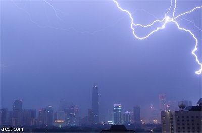 برق و عواصف رعدية فوق سماء بكين.