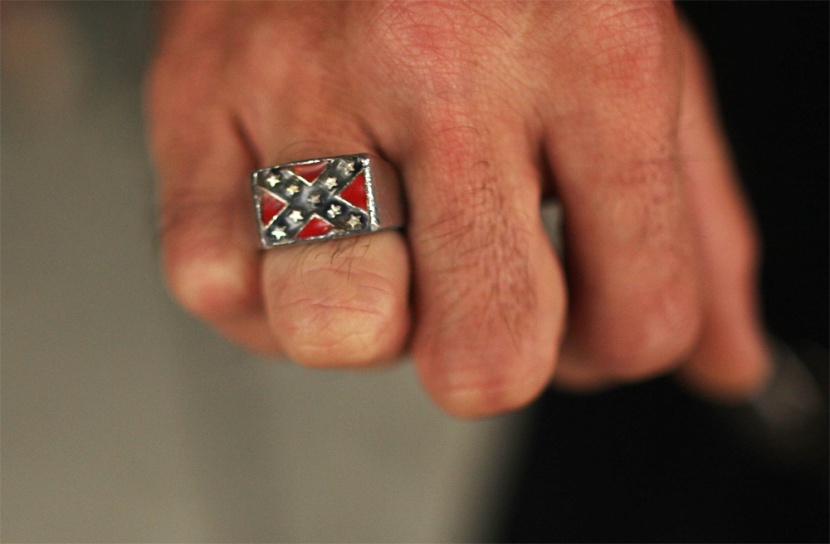 أعضاء مجموعة "كو كلوكس كلان (Ku Klux Klan- (KKK)" العرقية يعقدون احتفالهم السنوي في تينيسي.
