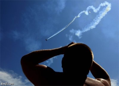 المجري زولتان فيريس يرسم قلبا خلال مشاركته في مسابقه الفورملا للطيران الحر في منتجع البحر الأسود غرب العاصمة الرومانية بوخارست.