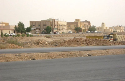 طريق «خالد بن عبد الملك» .. المخالفات تسود تحت جنح الظلام