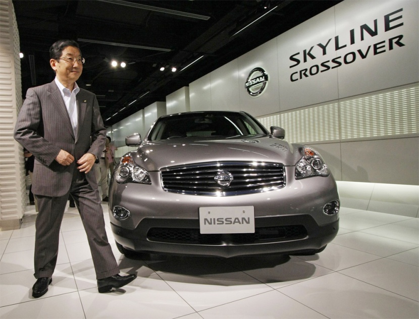 توشيوكي شيغا المدير التنفيذي شركة نيسان موتور يطرح السيارة Skyline Crossover في طوكيو.