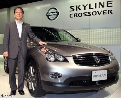 توشيوكي شيغا المدير التنفيذي شركة نيسان موتور يطرح السيارة Skyline Crossover في طوكيو.