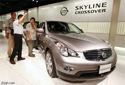 توشيوكي شيغا المدير التنفيذي شركة نيسان موتور يطرح السيارة Skyline Crossover في طوكيو.