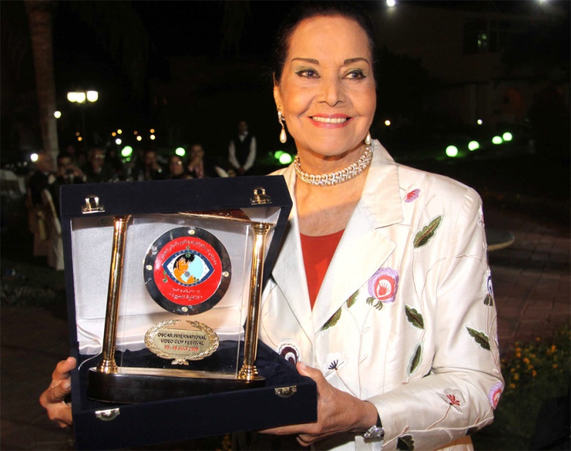 الممثلة المصرية مديحه يسري تتلقى جائزة من مهرجان أوسكار الفيديو كليب في القاهرة.