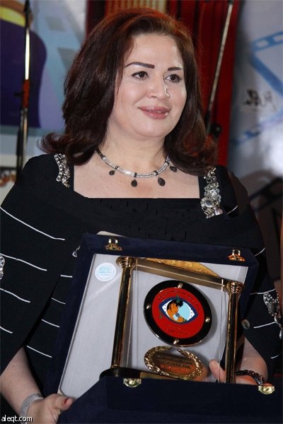 الممثلة المصرية مديحه يسري تتلقى جائزة من مهرجان أوسكار الفيديو كليب في القاهرة.