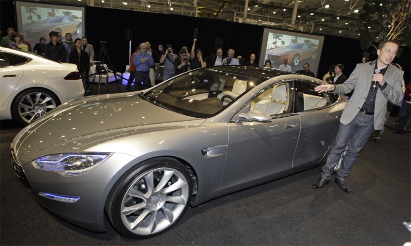 السيارة الكهربائية تسلا إس Tesla S all-electric 5-door sedan تعرض في كاليفورنيا.