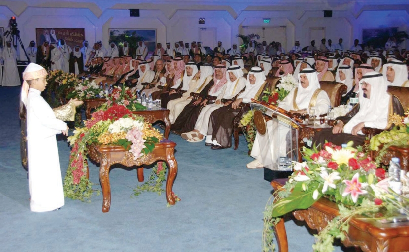 الملك يستقبل العلماء والمشايخ وكبار المسؤولين في طيبة