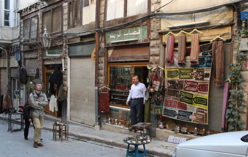 سياح غربيين يزورون مسجد في دمشق يرجع إلى الحقبة العثمانية.