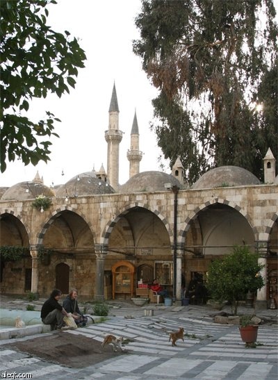 سياح غربيين يزورون مسجد في دمشق يرجع إلى الحقبة العثمانية.