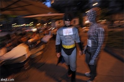 رجال أمن إيطاليين يرتدون أزياء الأبطال السينمائيين في محاولة للقبض على  المهاجرين غير الشرعيين ولمكافحة الجرائم في ميلانو.