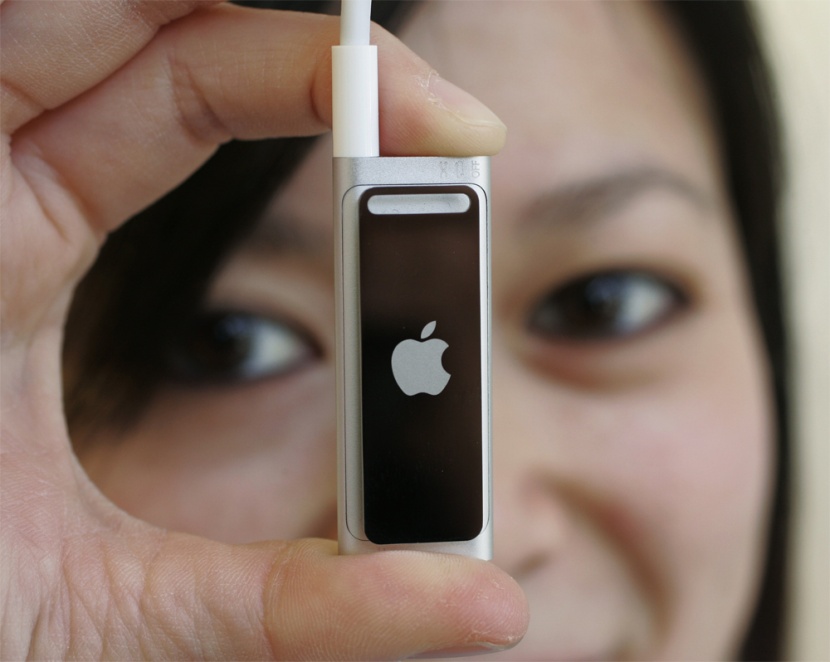 موظفة في شركة آبل تعرض جهاز آيبود – iPod في كاليفورنيا.