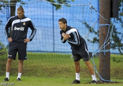 مهاجم ريال مدريد الفرنسي كريم بنزيمه يحملق في السيارة أودي آر8 الرياضية في ماينوث قبيل تمرين النادي.