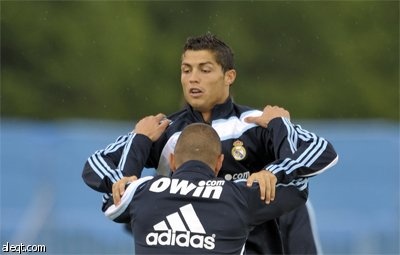 مهاجم ريال مدريد الفرنسي كريم بنزيمه يحملق في السيارة أودي آر8 الرياضية في ماينوث قبيل تمرين النادي.