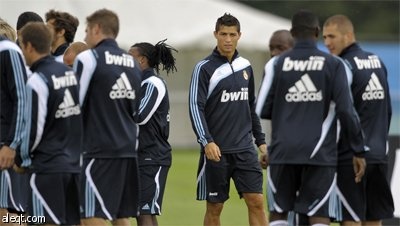 مهاجم ريال مدريد الفرنسي كريم بنزيمه يحملق في السيارة أودي آر8 الرياضية في ماينوث قبيل تمرين النادي.