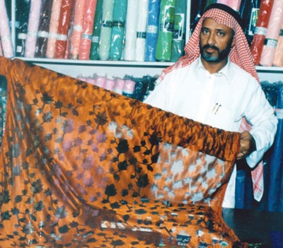 «الأقمشة النسائية».. زواجات الصيف ترفع الأسعار 50 %