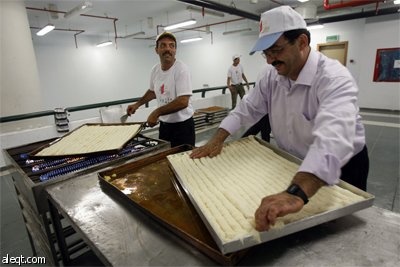 طهاه فلسطينيون يعدون أكبر "كنافة" في العالم في مدينة نابلس ويبلغ وزنها 1.765  كلغ (3٬891 رطل) بطول 74 مترا (243 قدما) وسيطالبون 