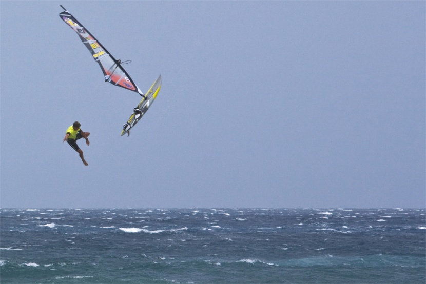 البرازيلي ريكاردوكامبيلو يقع من شدة الرياح خلال بطولة the Gran Canaria PWA Grand Slam لركوب الأمواج المقامة في جزر الكناري.